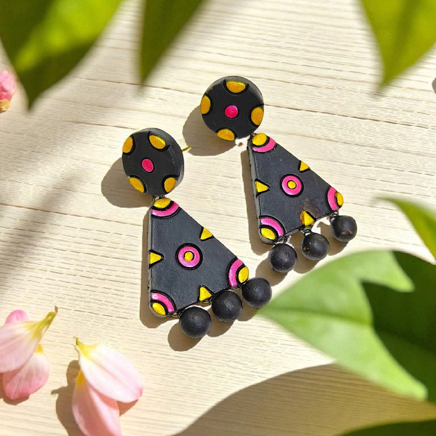 Tringle Terracotta Jewelry Set geometric pendant and earring with black base and colorful patterns
