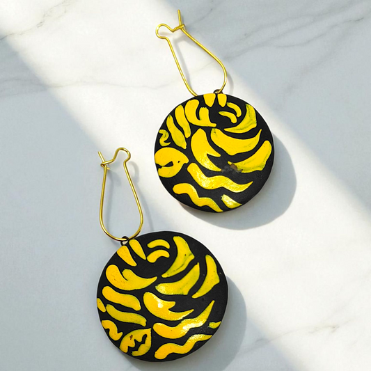Mrittika Handmade Tribal Clay Choker With Earring featuring round black and yellow patterned earrings