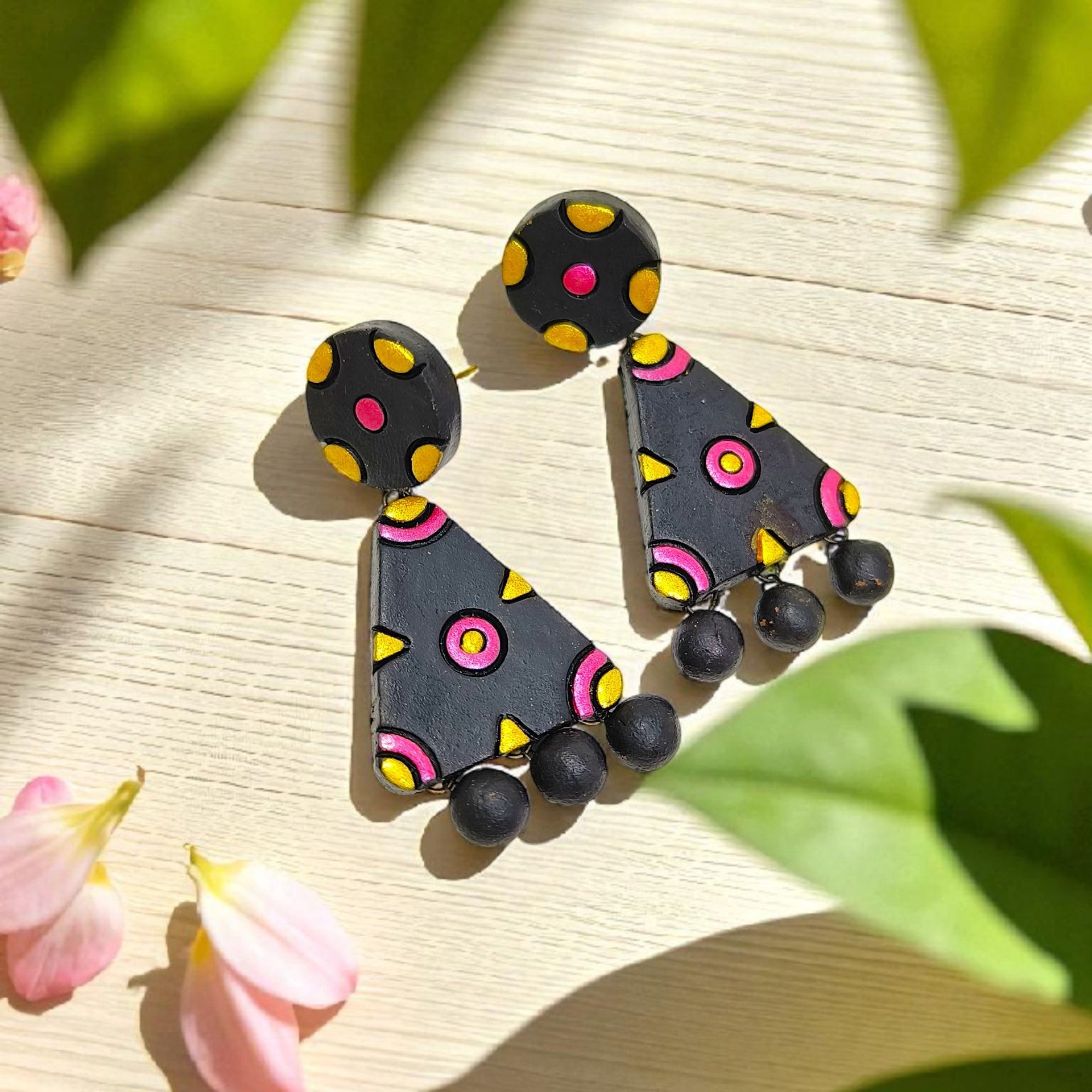 Tringle Terracotta Jewelry Set geometric pendant and earring with black base and colorful patterns